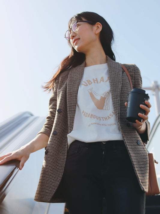 SRI.RAMANA.RITA.YOGUE/Ubhaya Padangusthasana Tシャツ(白×ベージュ)