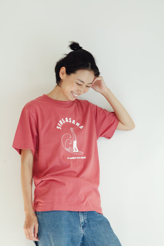 SRI.RAMANA.RITA.YOGUE SIRSASANA Tシャツ(くすみレッド×白)