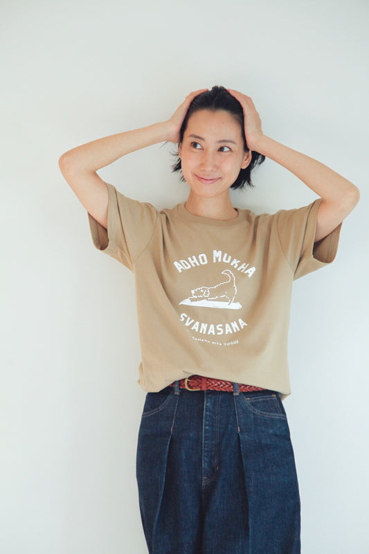 SRI.RAMANA.RITA.YOGUE ADHOMUKHA SVANASANA /ダウンドッグ Tシャツ(サンドベージュ×白)