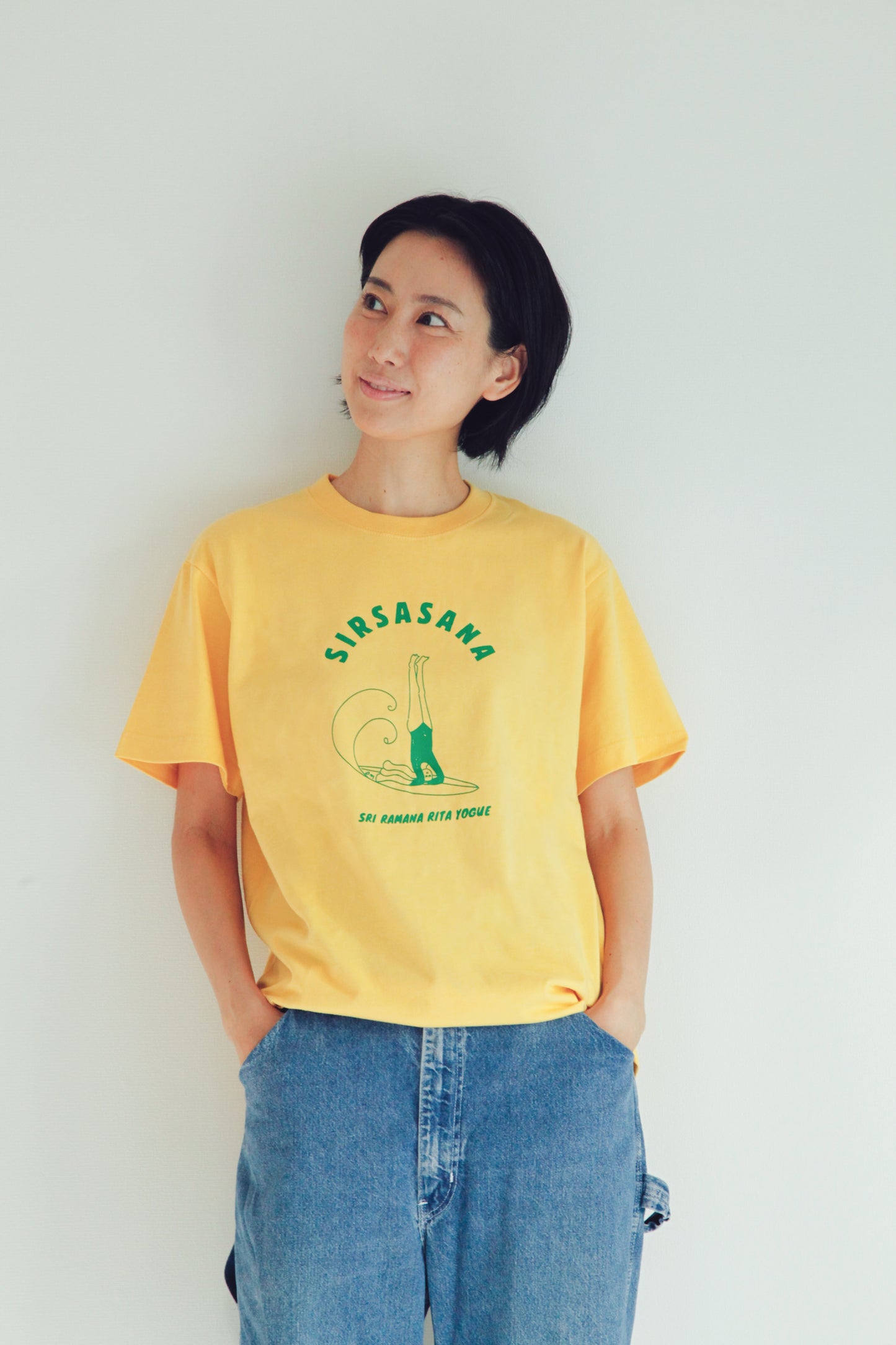 SRI.RAMANA.RITA.YOGUE SIRSASANA Tシャツ(イエロー×グリーン)