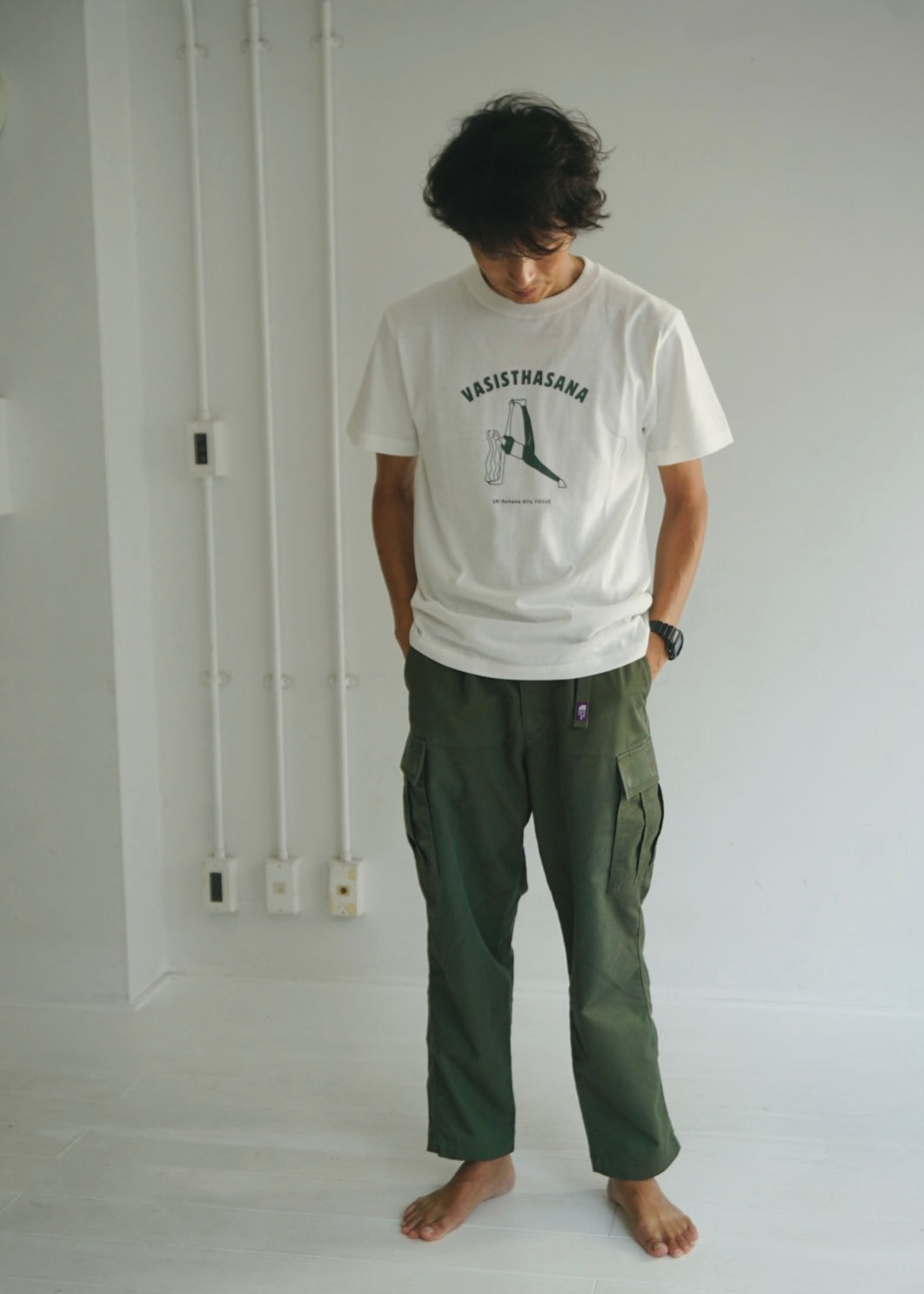 SRI.RAMANA.RITA.YOGUE VASISTHASANA Tシャツ(オフホワイト×ディープモスグリーン)