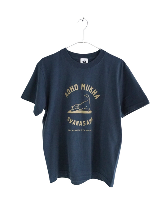 SRI.RAMANA.RITA.YOGUE ADHOMUKHA SVANASANA /ダウンドッグ Tシャツ(ネイビー×ベージュ)