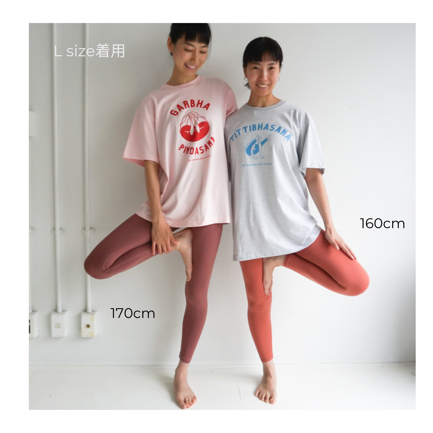 SRI.RAMANA.RITA.YOGUE/UBHAYA PADANGUSTHASANA Tシャツ(ネイビー×ベージュ)