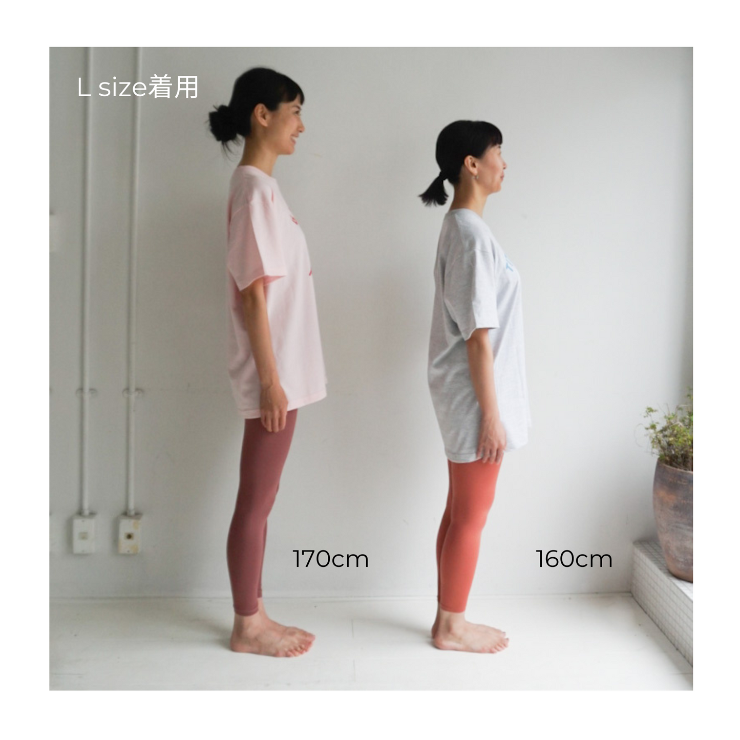 SRI.RAMANA.RITA.YOGUE/ADHO MUKHA SVANASANA Tシャツ(オフホワイト×モスグリーン)