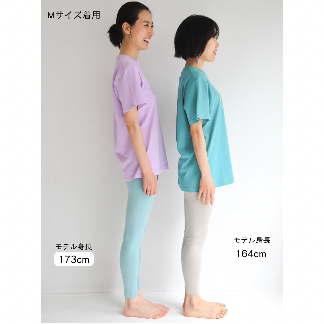 SRI.RAMANA.RITA.YOGUE/ADHO MUKHA SVANASANA Tシャツ(オフホワイト×モスグリーン)
