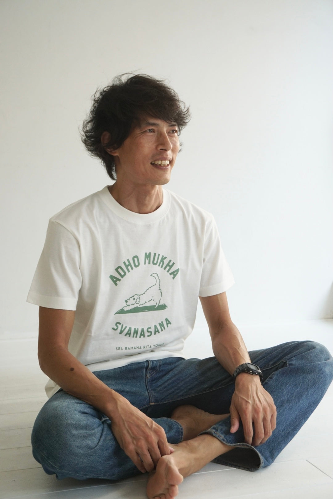 SRI.RAMANA.RITA.YOGUE/ADHO MUKHA SVANASANA Tシャツ(オフホワイト×モスグリーン)