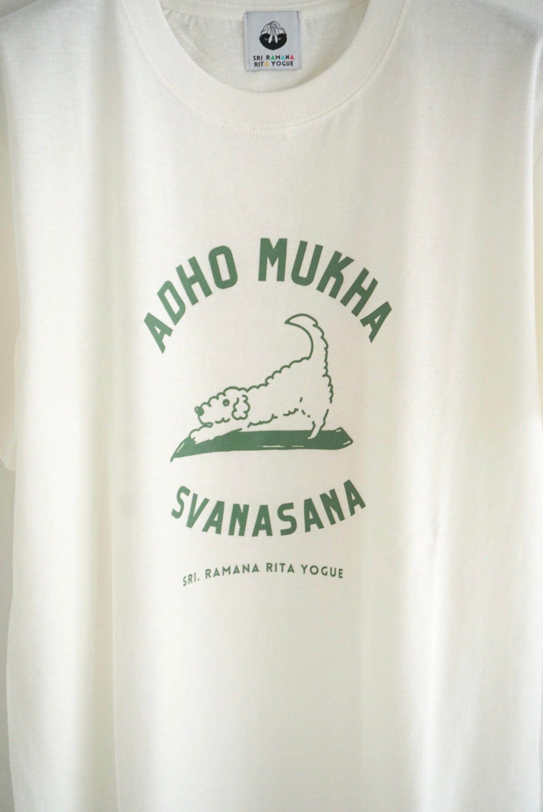 SRI.RAMANA.RITA.YOGUE/ADHO MUKHA SVANASANA Tシャツ(オフホワイト×モスグリーン)