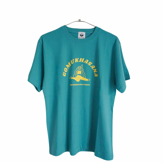 SRI.RAMANA.RITA.YOGUE GOMUKHASANA ゴームカーサナ/牛の顔のポーズ Tシャツ(ビーチグリーン×イエロー))