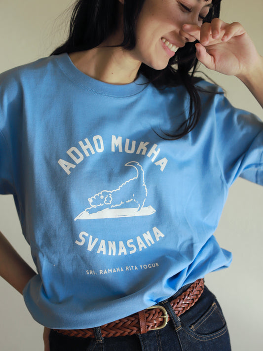 SRI.RAMANA.RITA.YOGUE ADHOMUKHA SVANASANA /ダウンドッグ Tシャツ(スカイブルー×白)