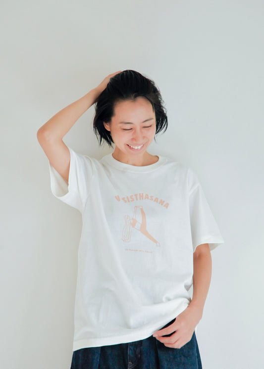 SRI.RAMANA.RITA.YOGUE VASISTHASANA Tシャツ(オフホワイト×サーモンピンク)