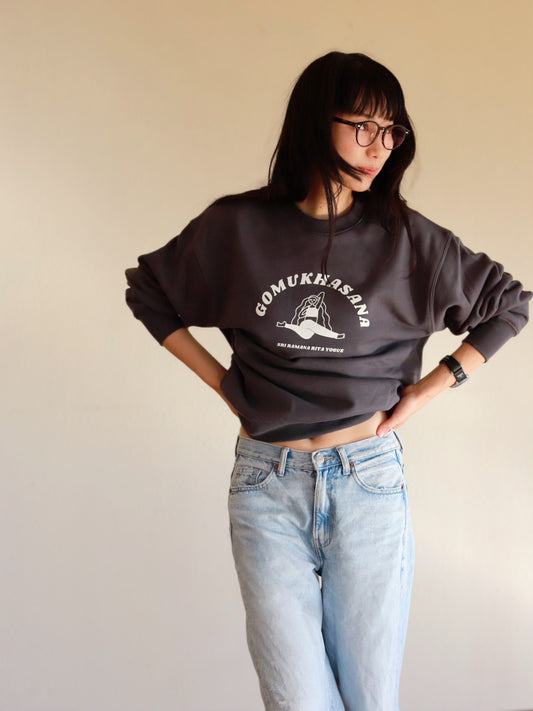 SRI.RAMANA.RITA.YOGUE GOMUKHASANA ゴームカーサナ/牛の顔のポーズスウェット(ダークグレー×クリーム)