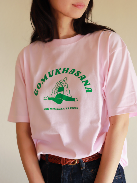 SRI.RAMANA.RITA.YOGUE GOMUKHASANA ゴームカーサナ/牛の顔のポーズ Tシャツ(ピンク×グリーン)