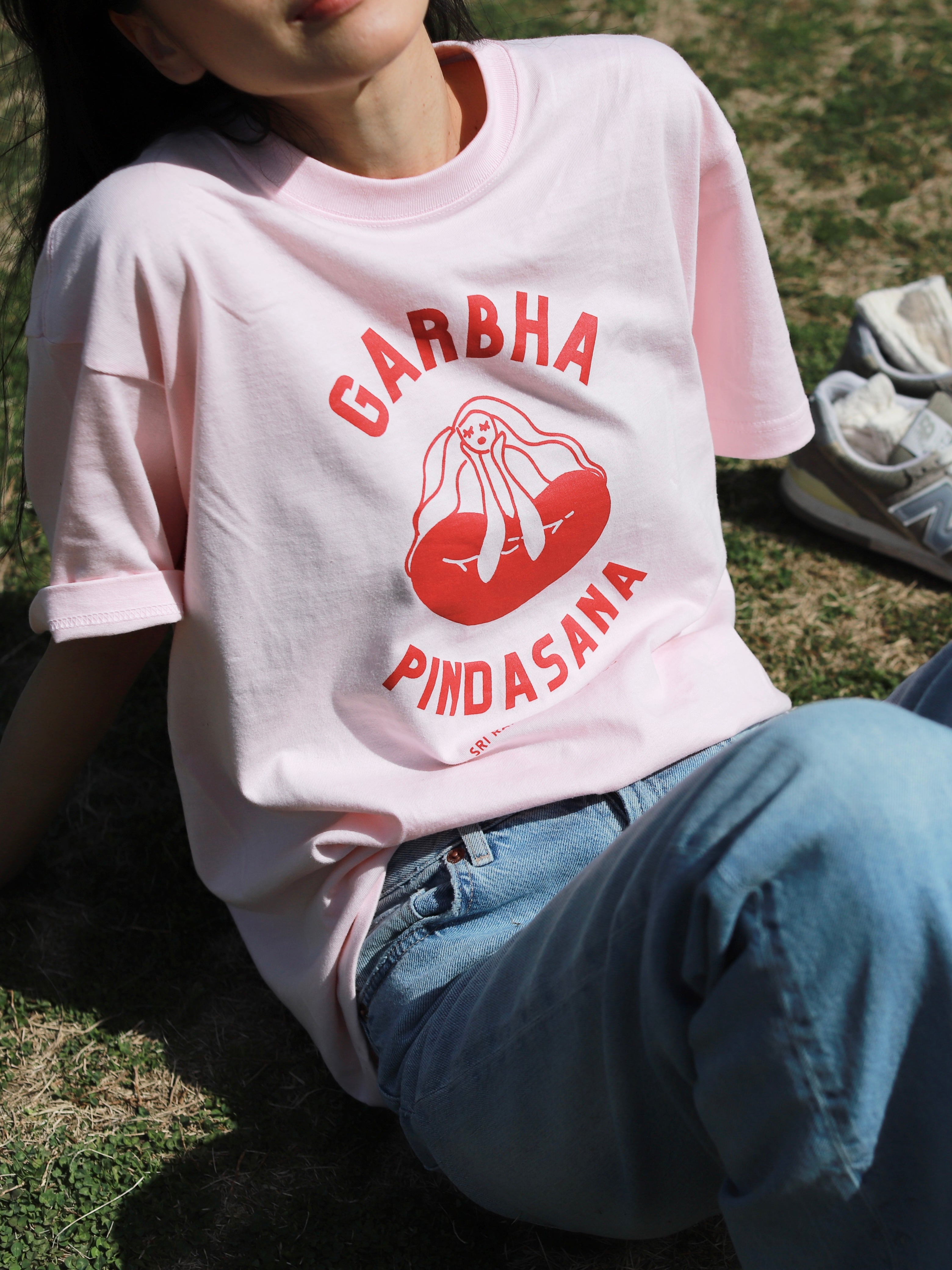 SRI.RAMANA.RITA.YOGUE／GARBHA PINDASNA Tシャツ（ピンク× 赤）