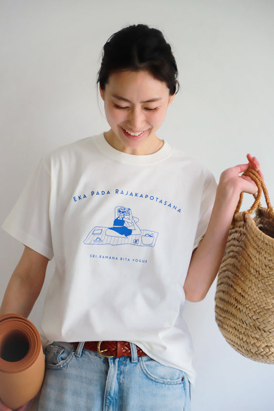 SRI.RAMANA.RITA.YOGUE/EKA PADA RAJAKAPOTASANA Tシャツ(白×ブルー)