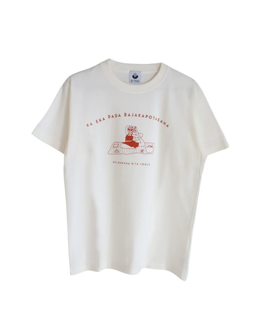 SRI.RAMANA.RITA.YOGUE/EKA PADA RAJAKAPOTASANA Tシャツ(白×テラコッタレッド)
