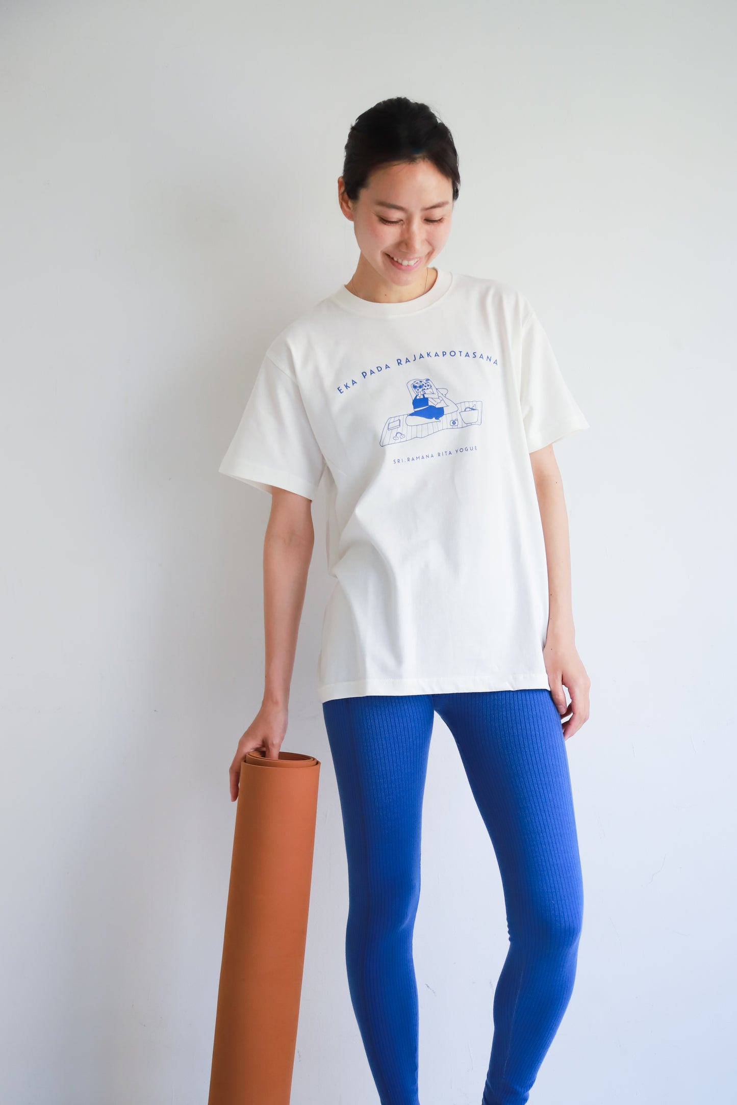 SRI.RAMANA.RITA.YOGUE/EKA PADA RAJAKAPOTASANA Tシャツ(白×ブルー)