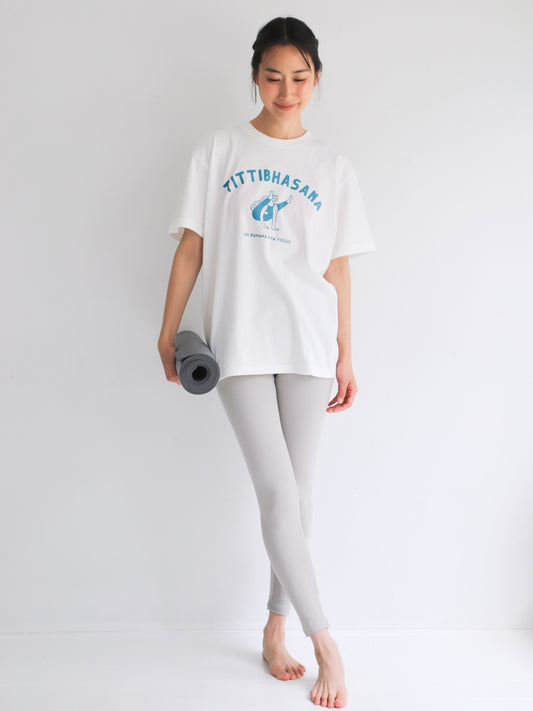 SRI.RAMANA.RITA.YOGUE/TITTBHASANA Tシャツ(オフホワイト×ダスティブルー)
