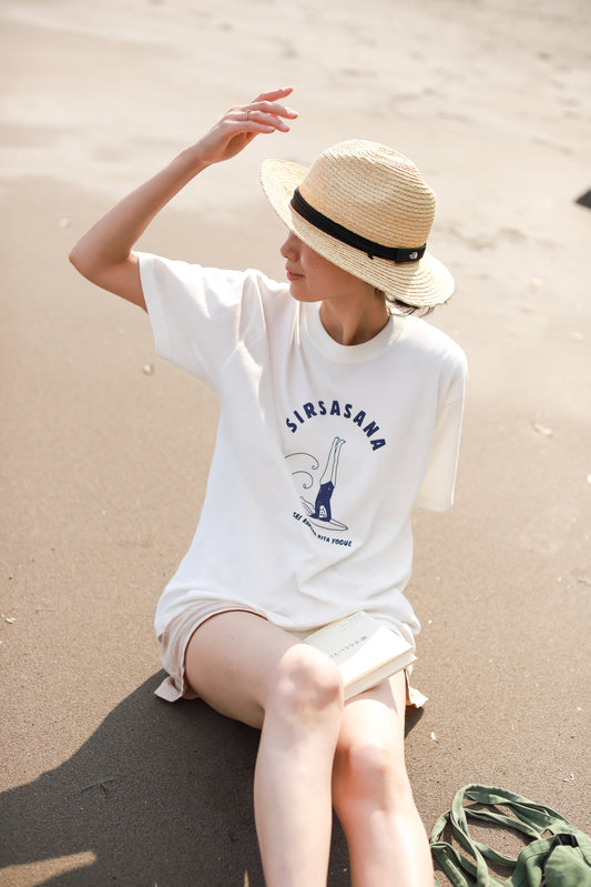 SRI.RAMANA.RITA.YOGUE SIRSASANA Tシャツ(オフホワイト×ネイビー)