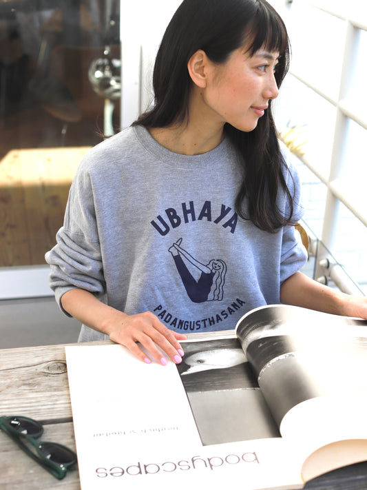 SRI.RAMANA.RITA.YOGUE/Ubhaya Padangusthasana トレーナー(グレー×ネイビー)