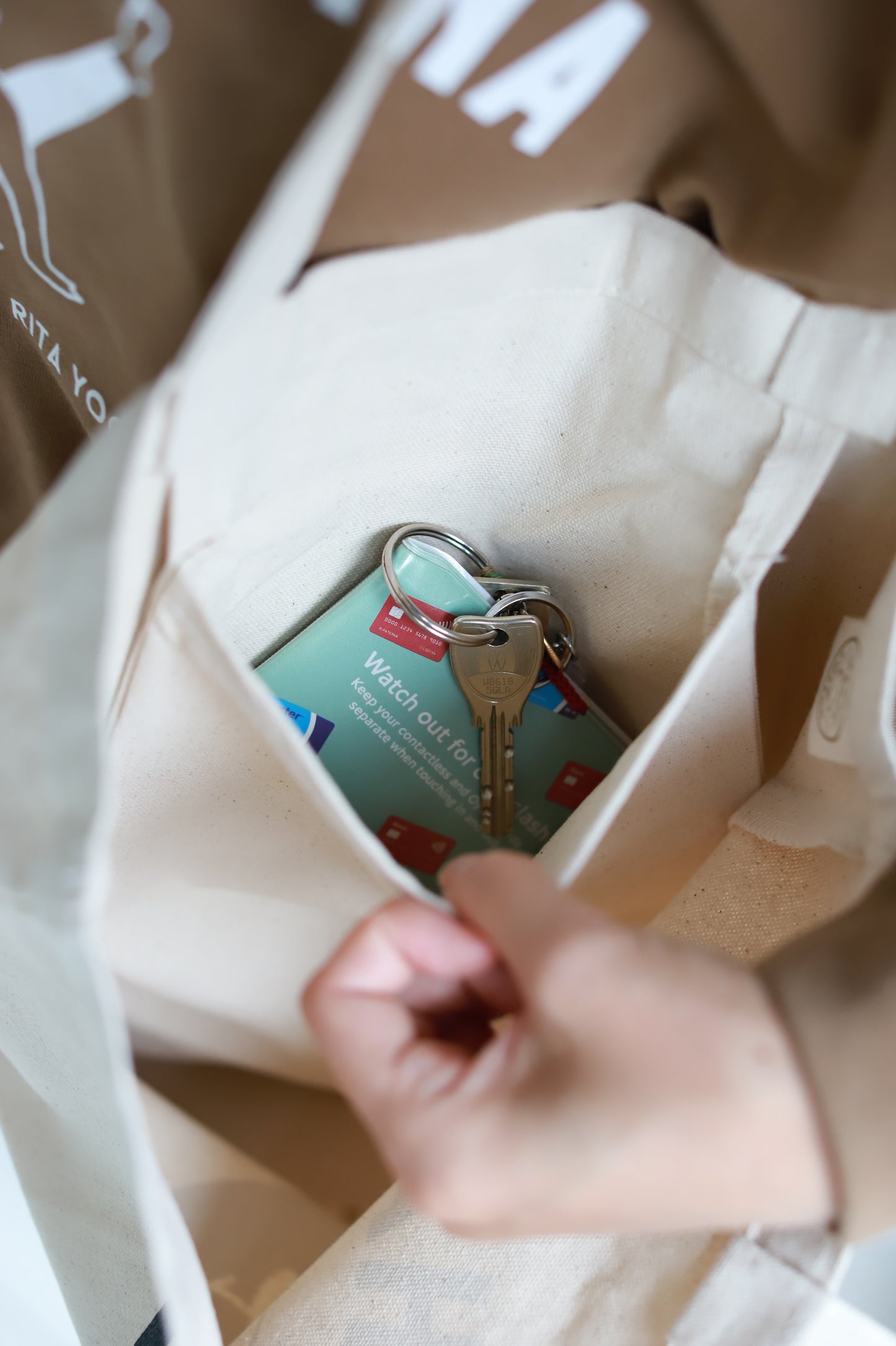 SRI.RAMANA.RITA.YOGUE/ADHO MUKHA SVANASANA トートバッグ