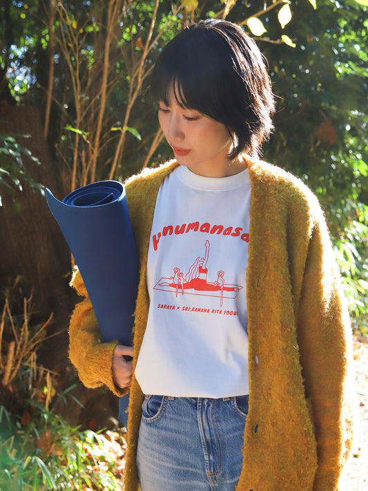 【限定】SARAYA × SRI.RAMANA RITA YOGUE Hnumansana Tシャツ(オフホワイト×ライトレッド)