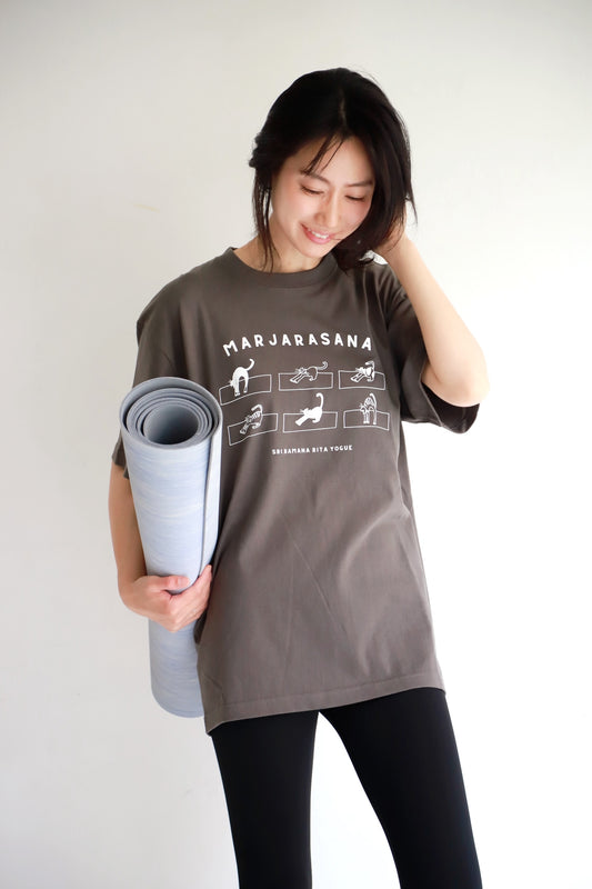 SRI.RAMANA.RITA.YOGUE MARJARASANA 猫のポーズ Tシャツ(ライトブラック×白)