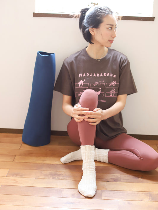 SRI.RAMANA.RITA.YOGUE MARJARASANA 猫のポーズ Tシャツ(こげ茶×ピンク)