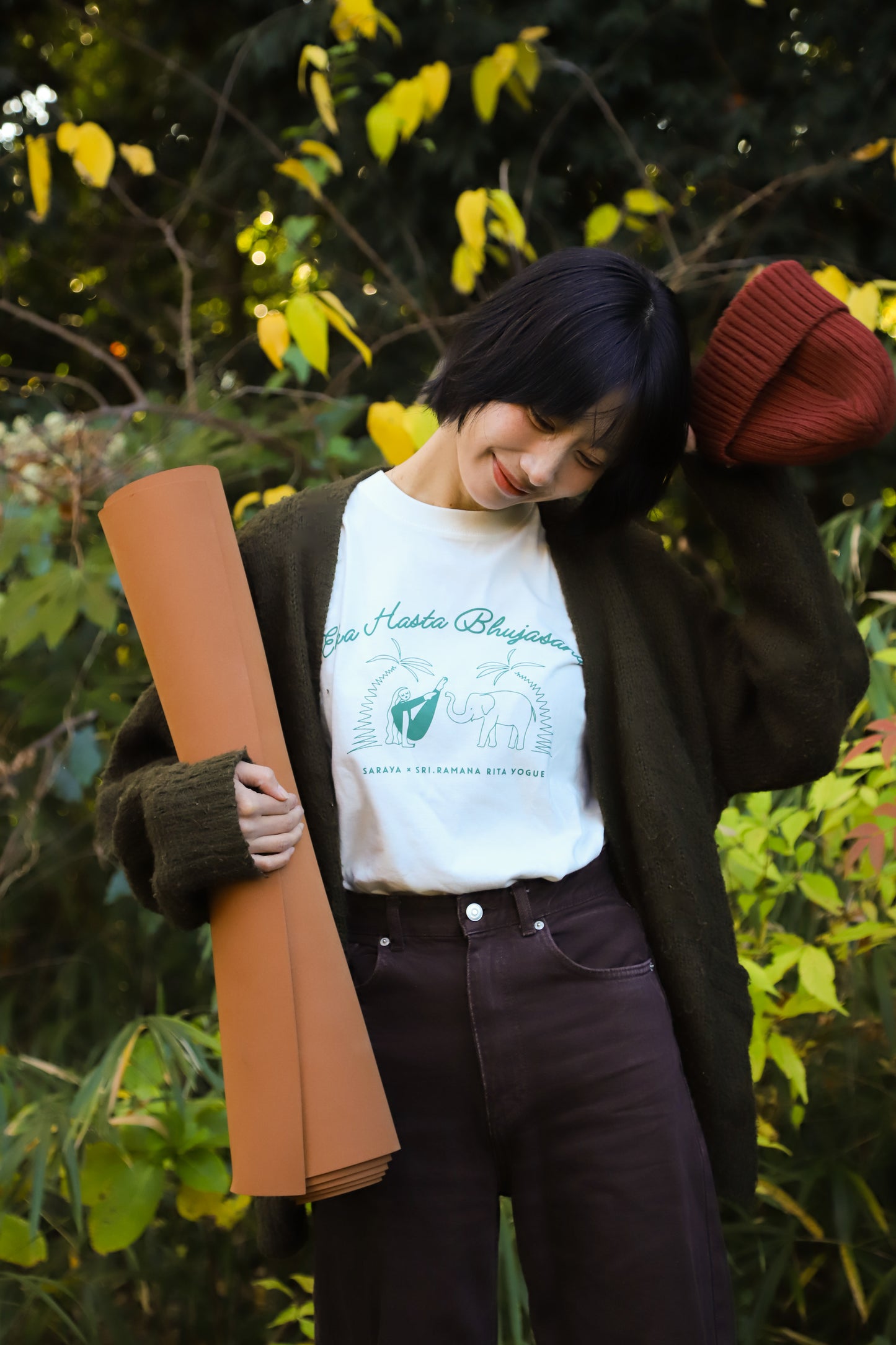 【限定】SARAYA × SRI.RAMANA RITA YOGUE Eka Hasta Bhujasana Tシャツ(オフホワイト×グリーン)