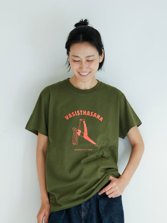 SRI.RAMANA.RITA.YOGUE VASISTHASANA Tシャツ(カーキ×ブライトオレンジ)