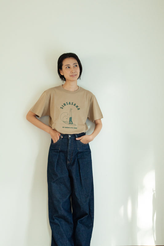 SRI.RAMANA.RITA.YOGUE SIRSASANA Tシャツ(サンドベージュ×モスグリーン)