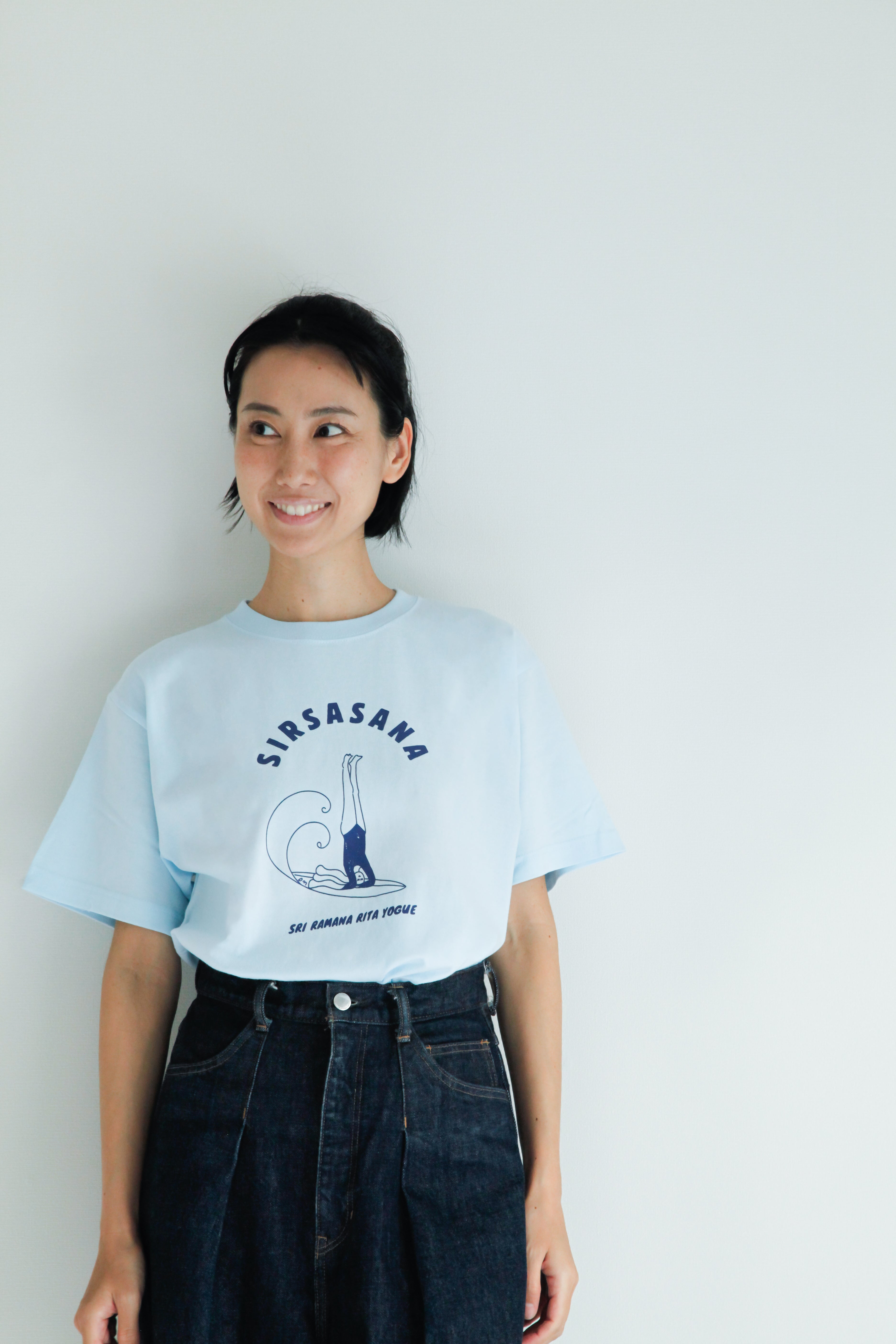 SRI.RAMANA.RITA.YOGUE SIRSASANA Tシャツ（ライトブルー×ブルー