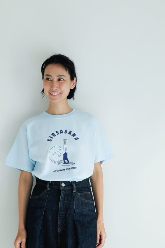 SRI.RAMANA.RITA.YOGUE SIRSASANA Tシャツ(ライトブルー×ブルー)