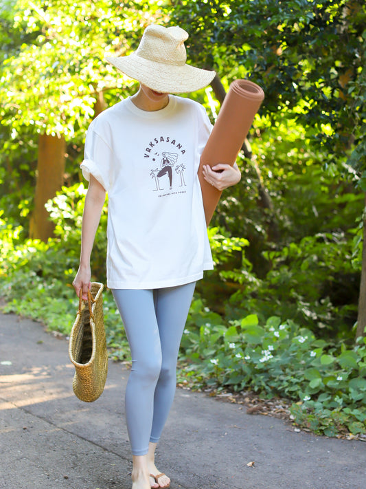 SRI.RAMANA.RITA.YOGUE VRKSASANA 立木のポーズTシャツ(オフホワイト×ダークブラウン)