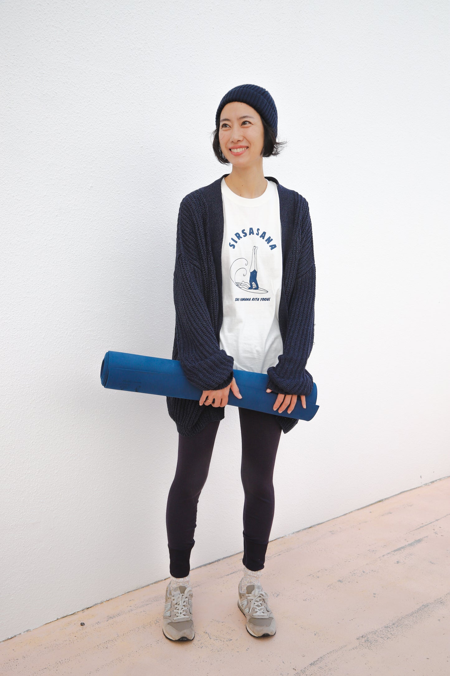 SRI.RAMANA.RITA.YOGUE SIRSASANA Tシャツ(オフホワイト×ネイビー)