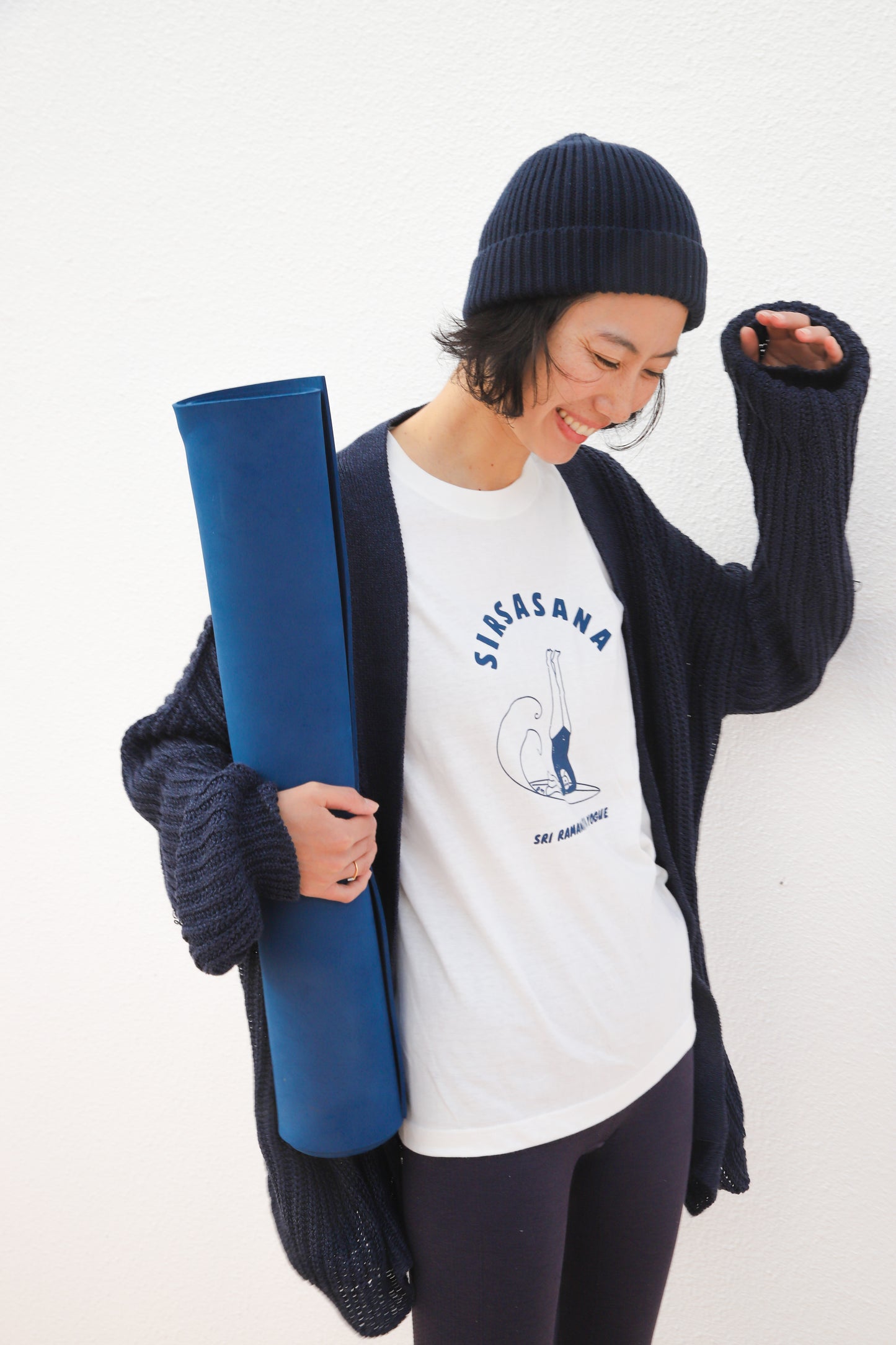 SRI.RAMANA.RITA.YOGUE SIRSASANA Tシャツ(オフホワイト×ネイビー)