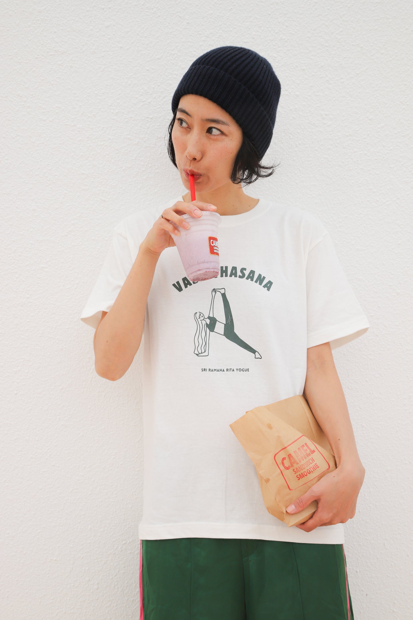 SRI.RAMANA.RITA.YOGUE VASISTHASANA Tシャツ(オフホワイト×ディープモスグリーン)