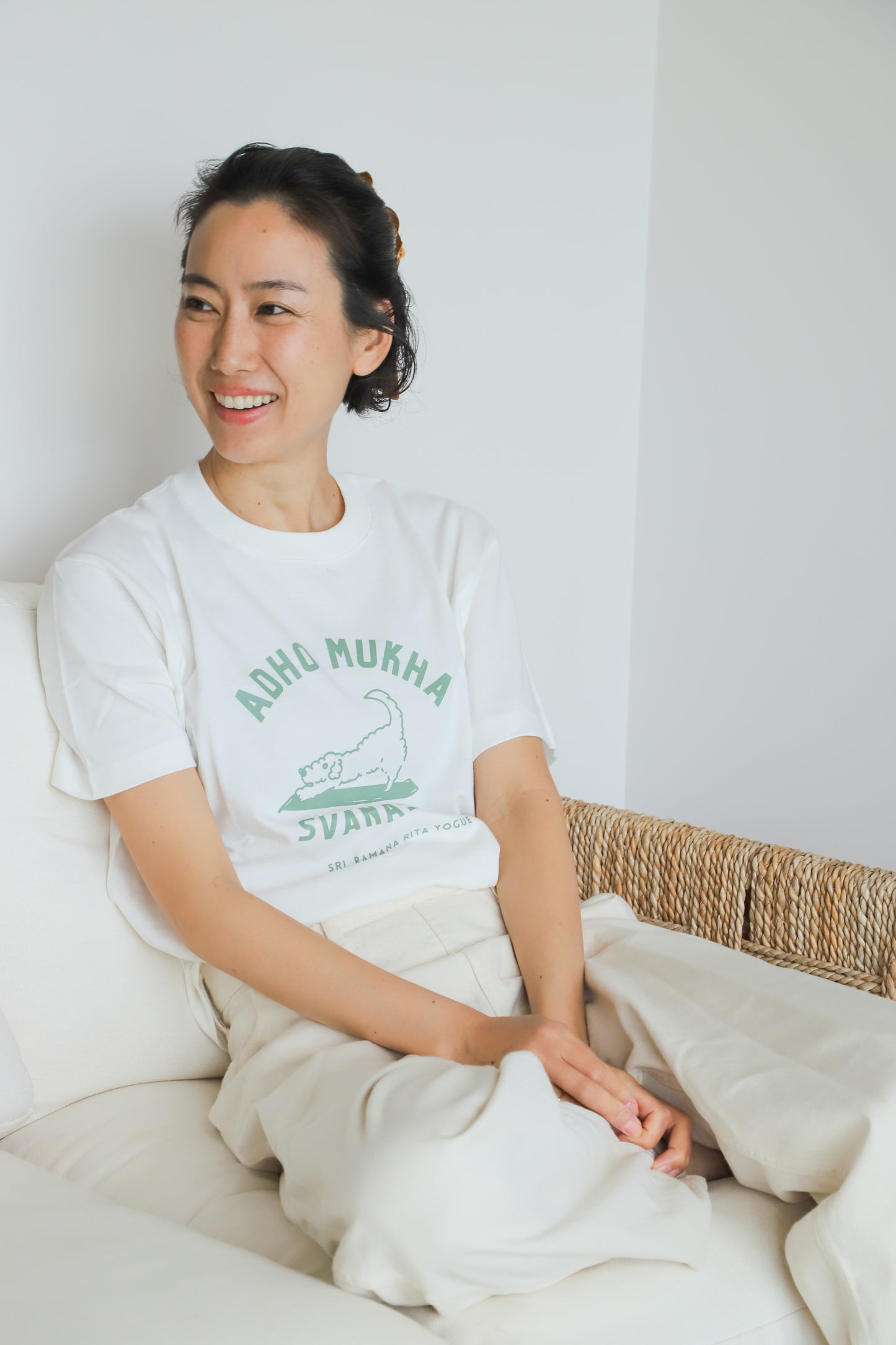 SRI.RAMANA.RITA.YOGUE/ADHO MUKHA SVANASANA Tシャツ(オフホワイト×モスグリーン)