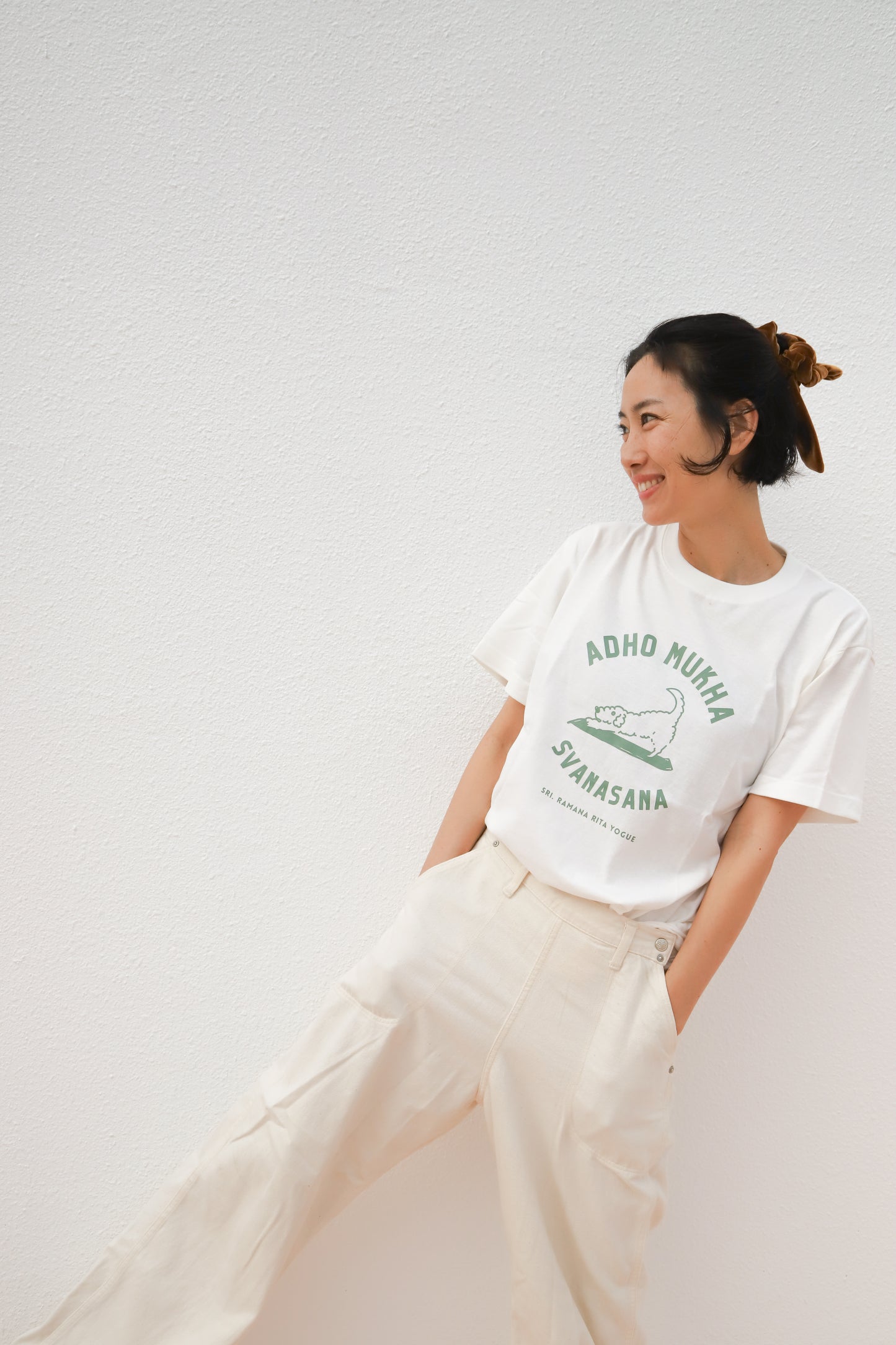 SRI.RAMANA.RITA.YOGUE/ADHO MUKHA SVANASANA Tシャツ(オフホワイト×モスグリーン)