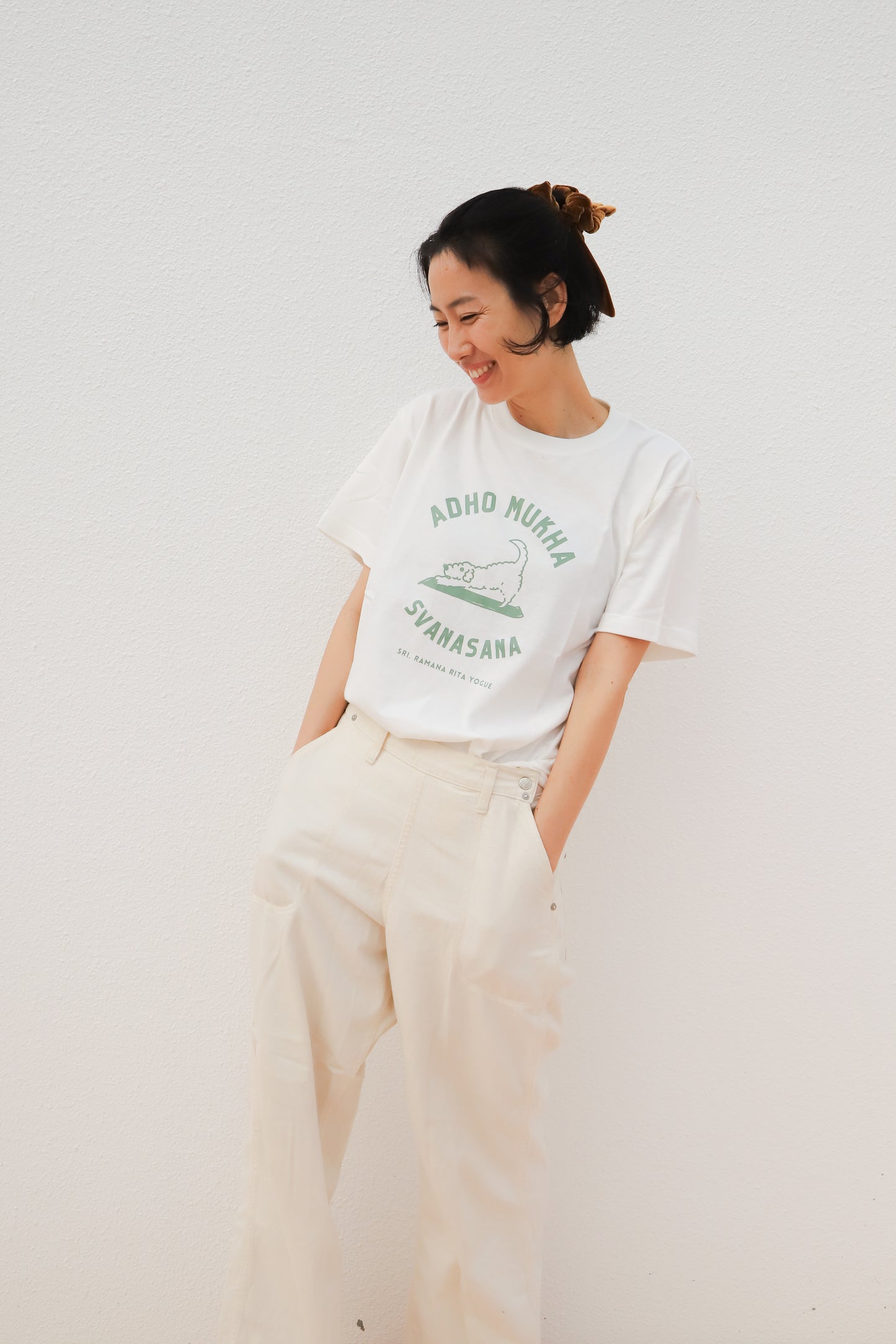SRI.RAMANA.RITA.YOGUE/ADHO MUKHA SVANASANA Tシャツ(オフホワイト×モスグリーン)