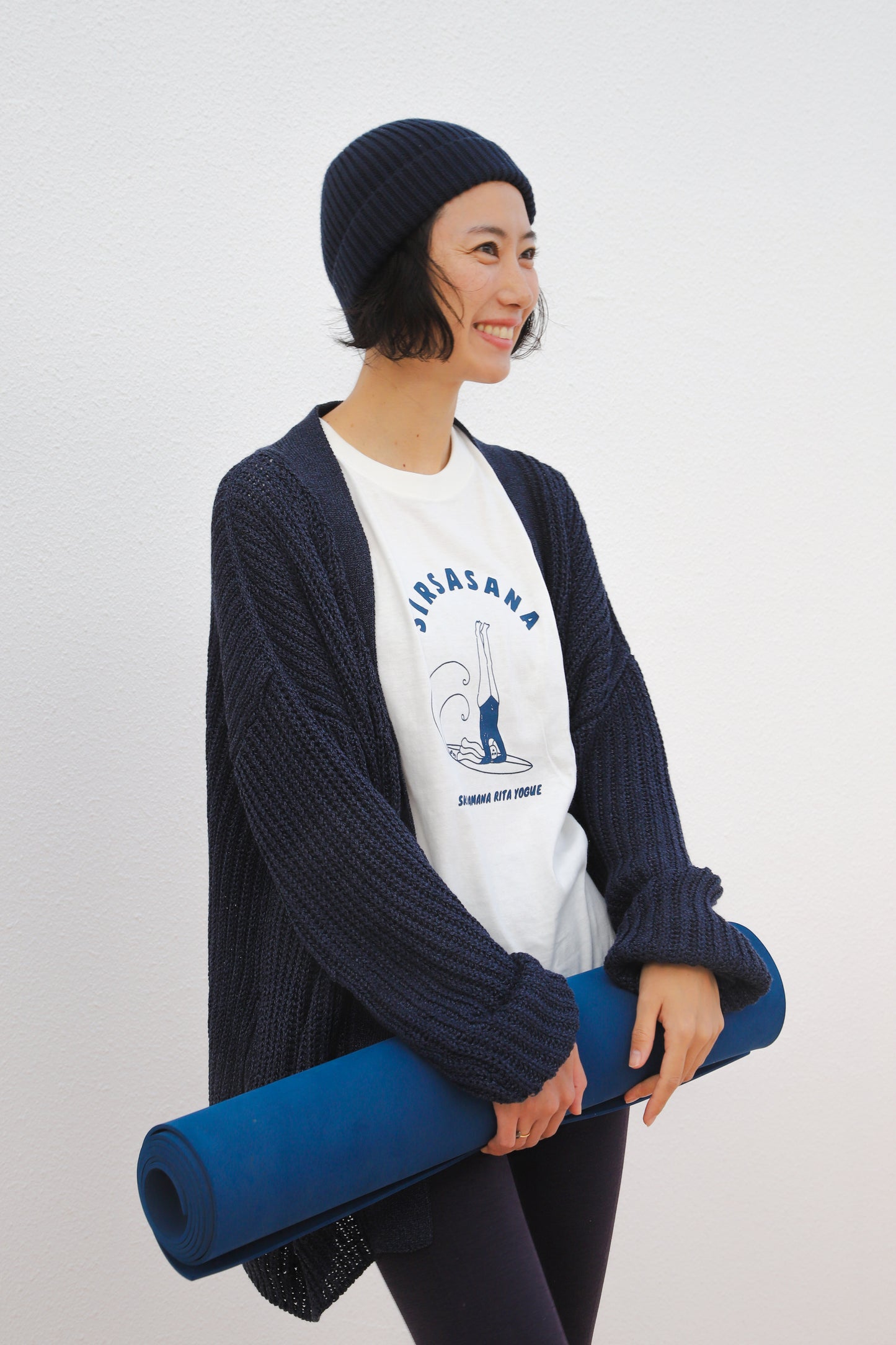 SRI.RAMANA.RITA.YOGUE SIRSASANA Tシャツ(オフホワイト×ネイビー)