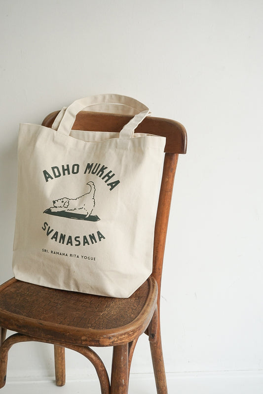 SRI.RAMANA.RITA.YOGUE/ADHO MUKHA SVANASANA トートバッグ