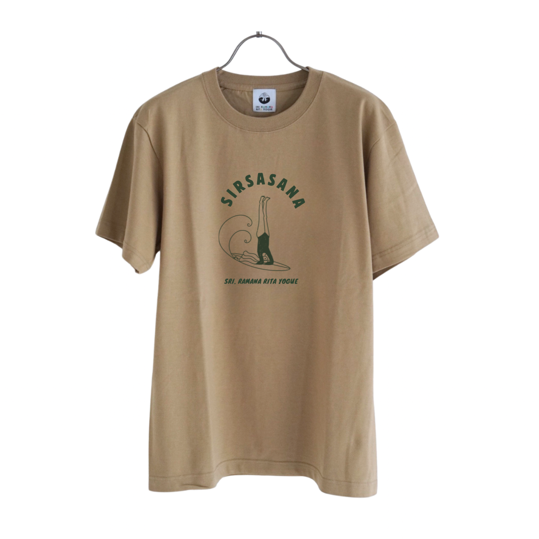 SRI.RAMANA.RITA.YOGUE SIRSASANA Tシャツ(サンドベージュ×モスグリーン)