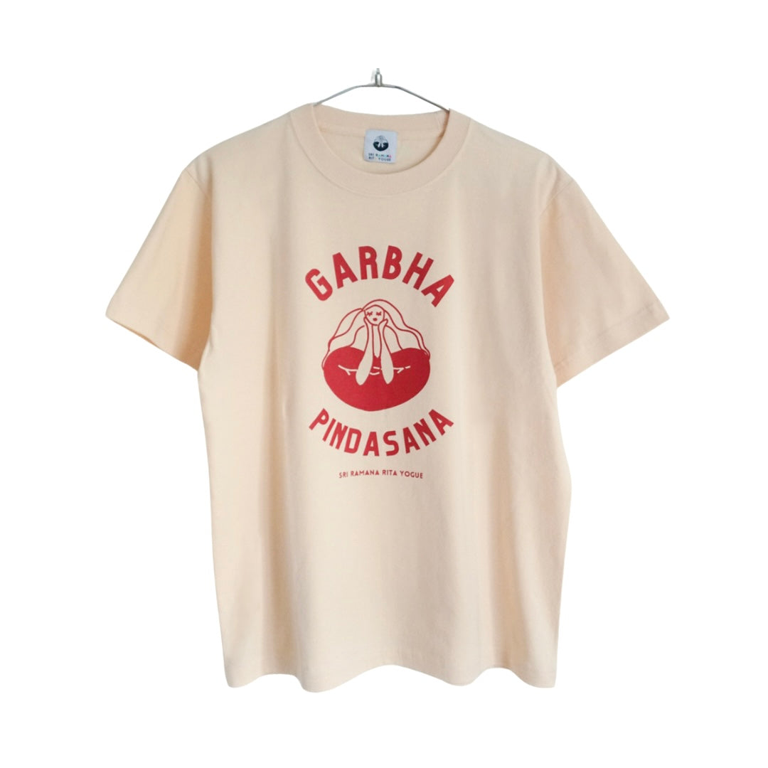 SRI.RAMANA.RITA.YOGUE 　GARBHA PINDASNA ガルバピンダーサナ Tシャツ（スキンベージュ×赤）
