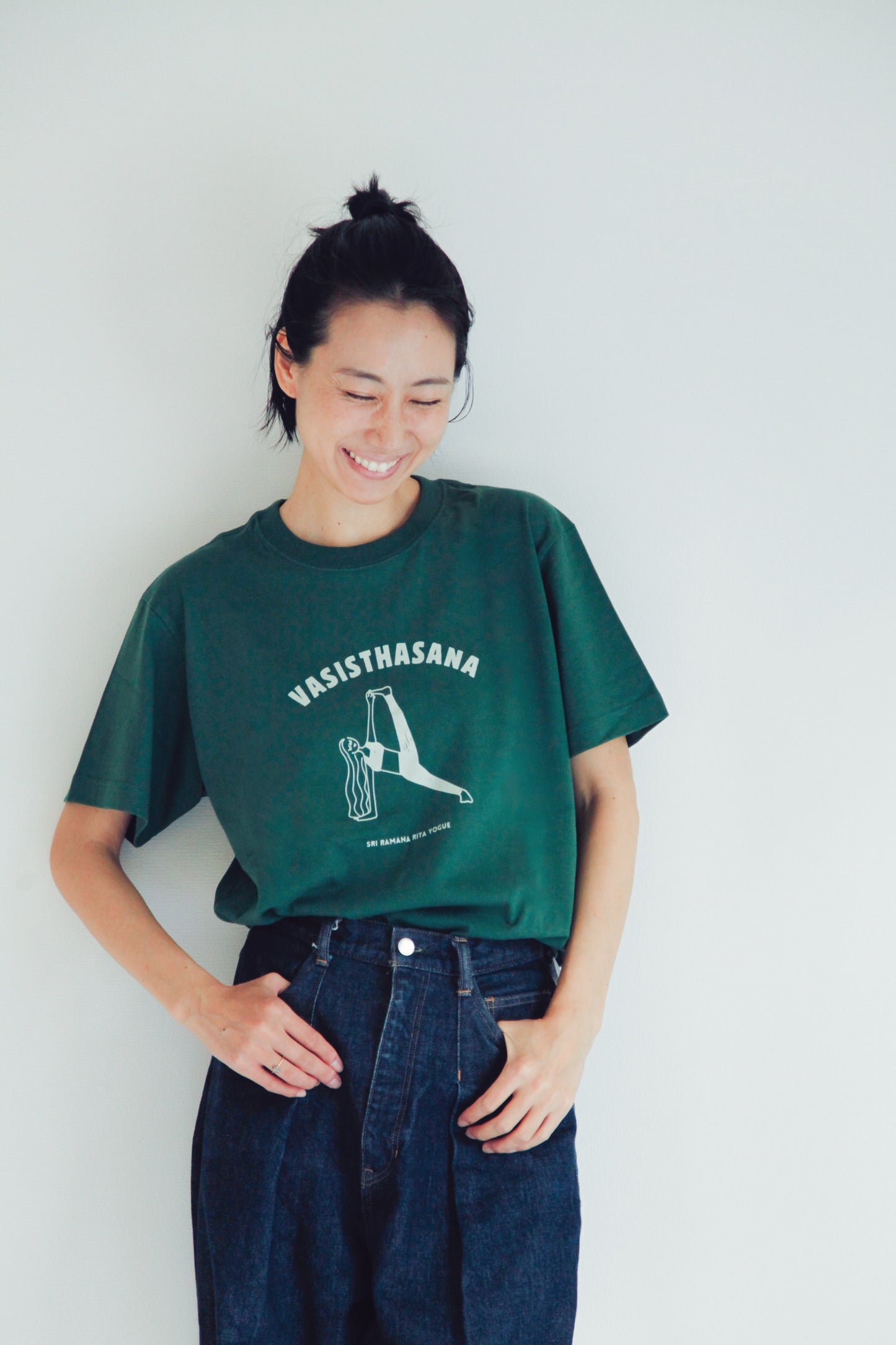 SRI.RAMANA.RITA.YOGUE  VASISTHASANA Tシャツ（グリーン×セージグリーン）