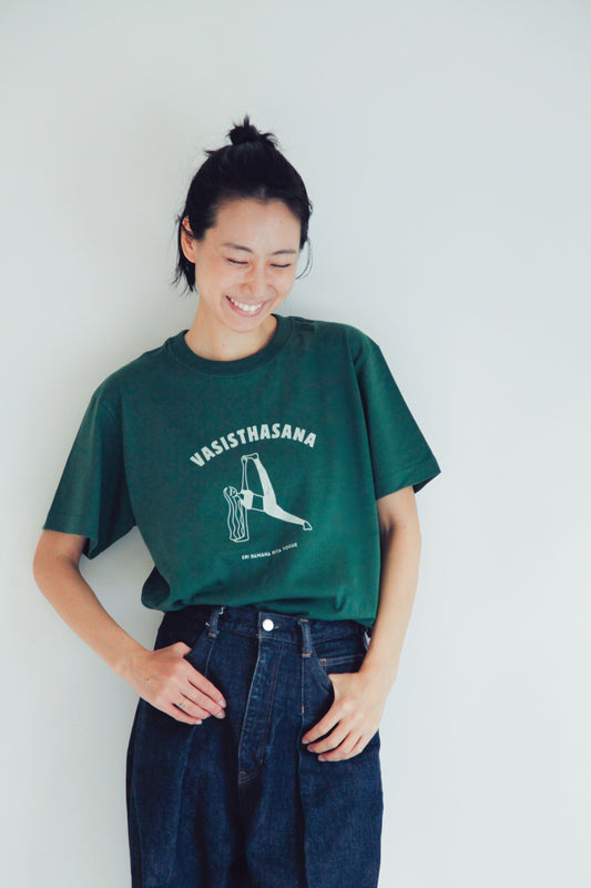 SRI.RAMANA.RITA.YOGUE  VASISTHASANA Tシャツ（グリーン×セージグリーン）