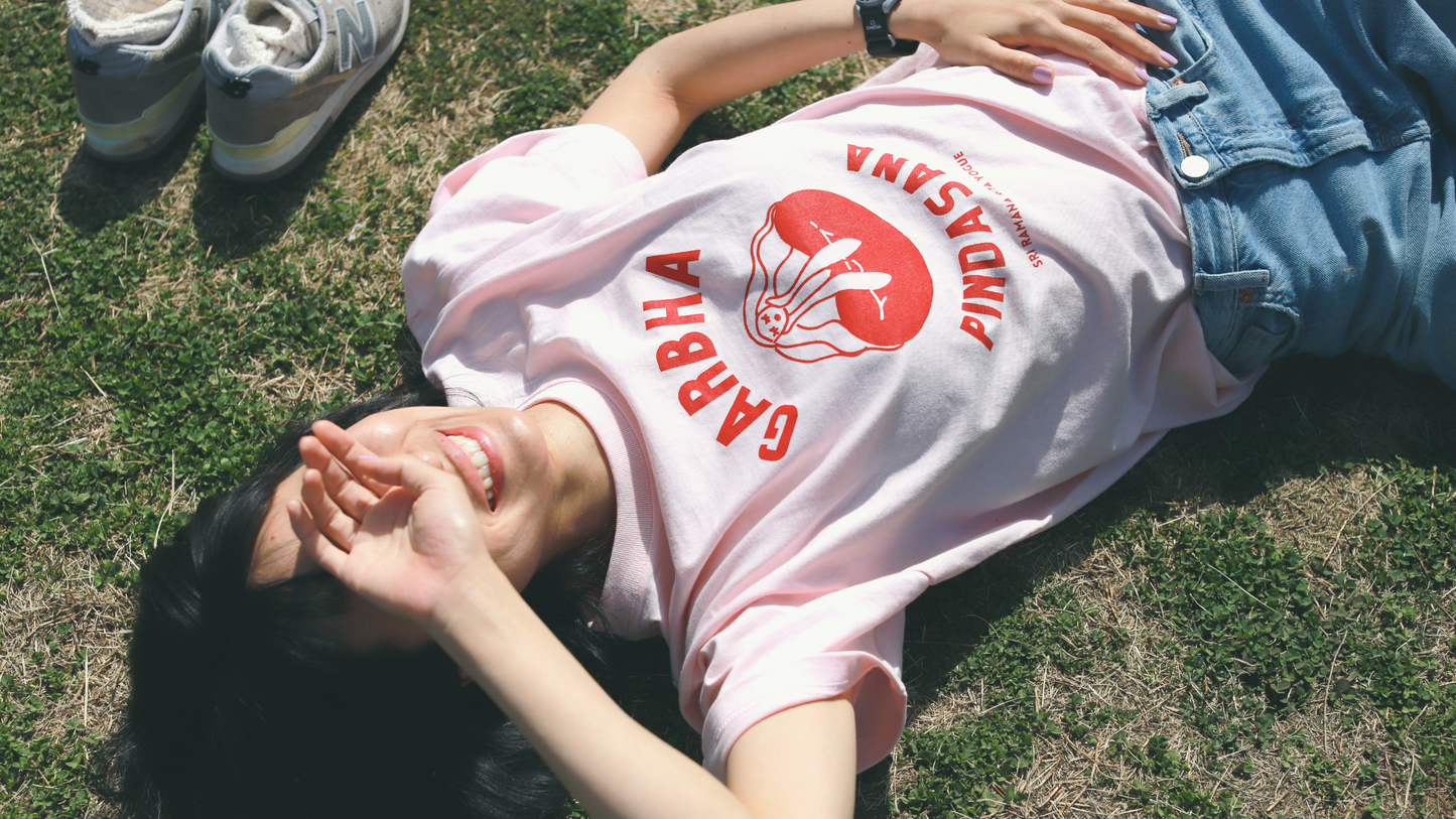 SRI.RAMANA.RITA.YOGUE／GARBHA PINDASNA Tシャツ（ピンク× 赤）