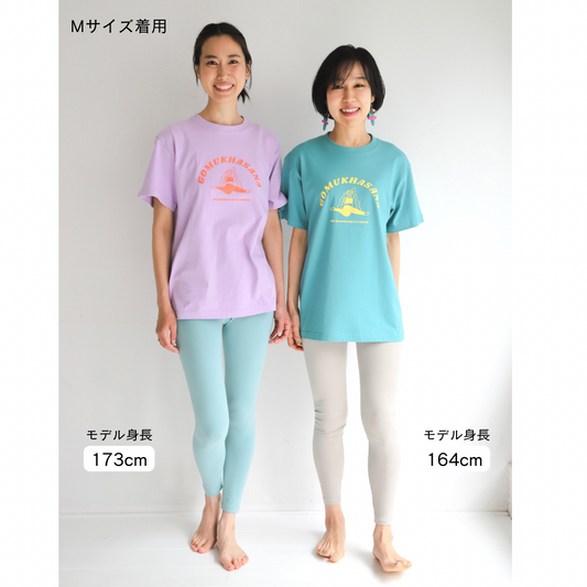 SRI.RAMANA.RITA.YOGUE ADHOMUKHA SVANASANA ／ダウンドッグ　ロングTシャツ（白×ディープモスグリーン）アド