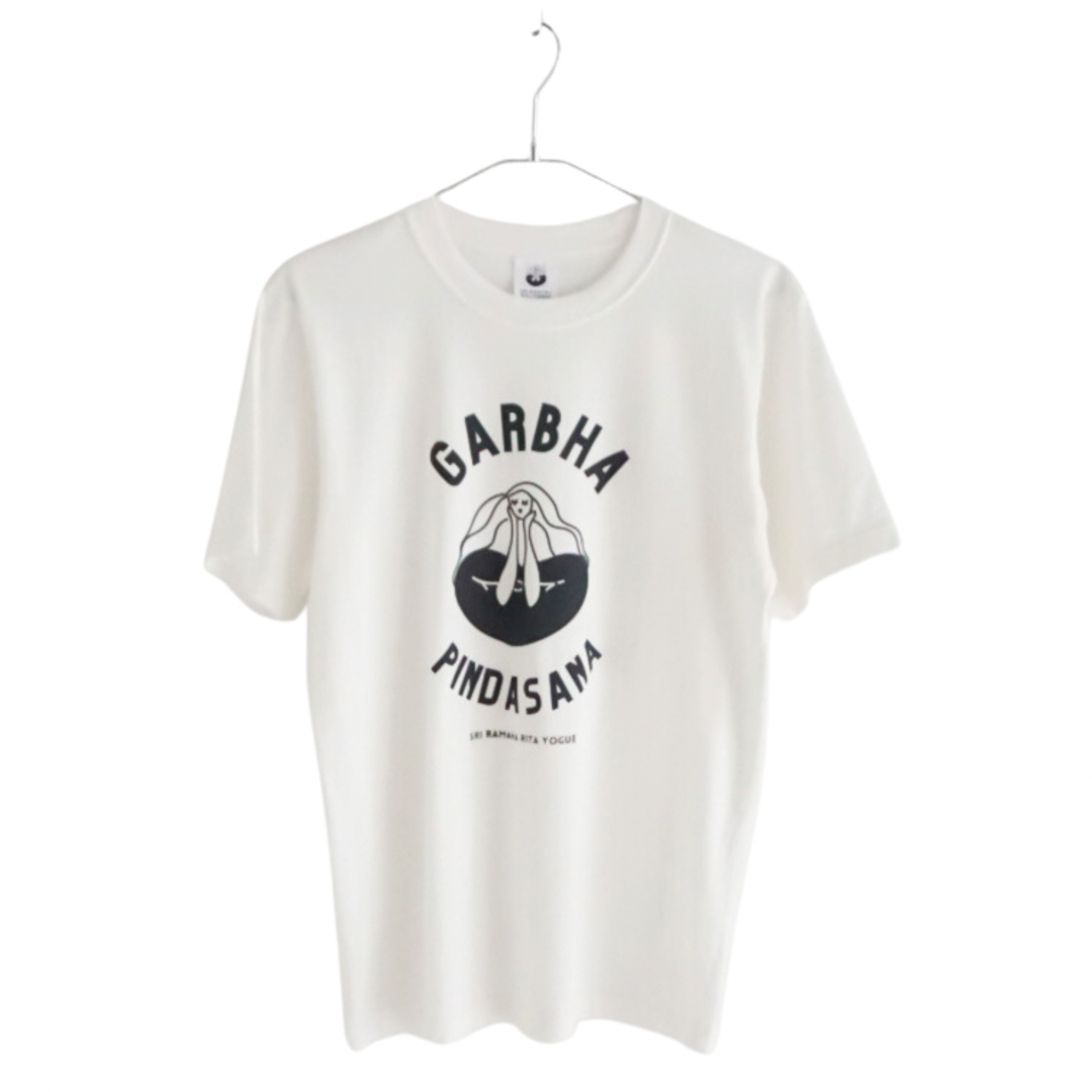 SRI.RAMANA.RITA.YOGUE／GARBHA PINDASNA Tシャツ（白× 黒）