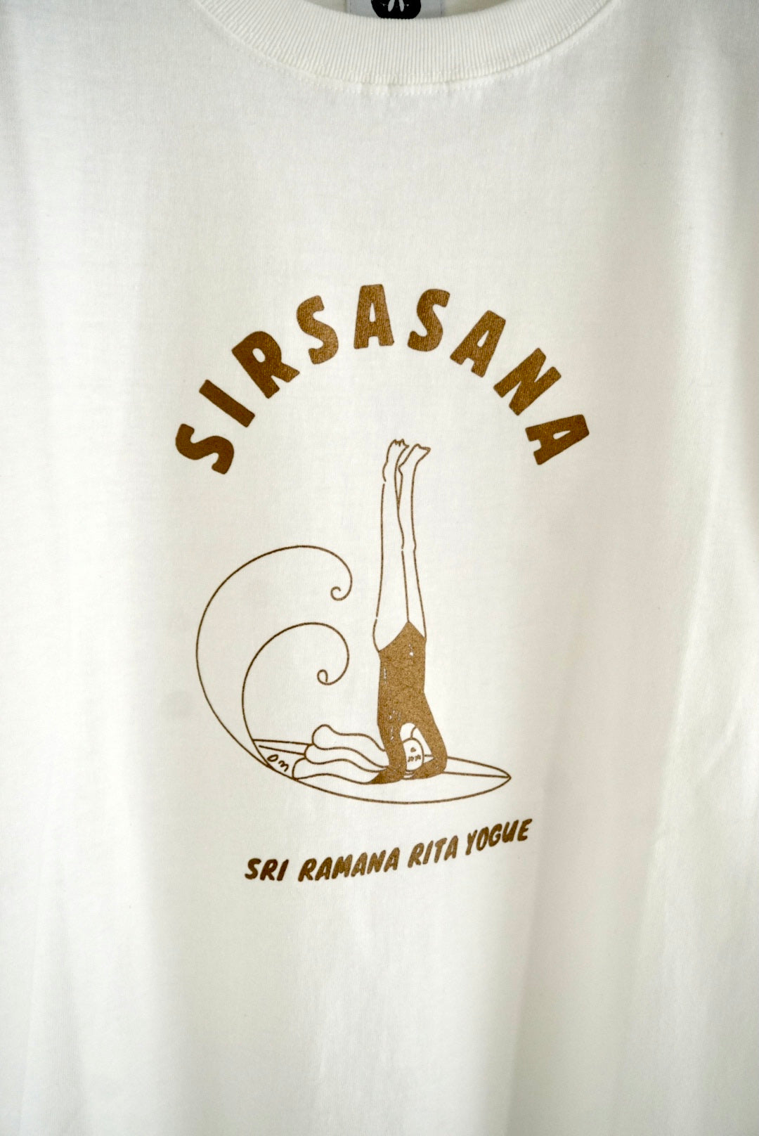SRI.RAMANA.RITA.YOGUE SIRSASANA Tシャツ（オフホワイト×ゴールド）