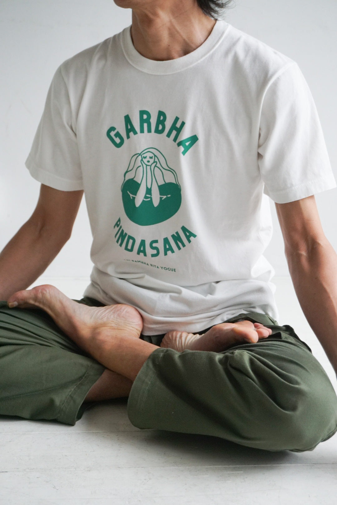 SRI.RAMANA.RITA.YOGUE／GARBHA PINDASNA Tシャツ（白× グリーン）